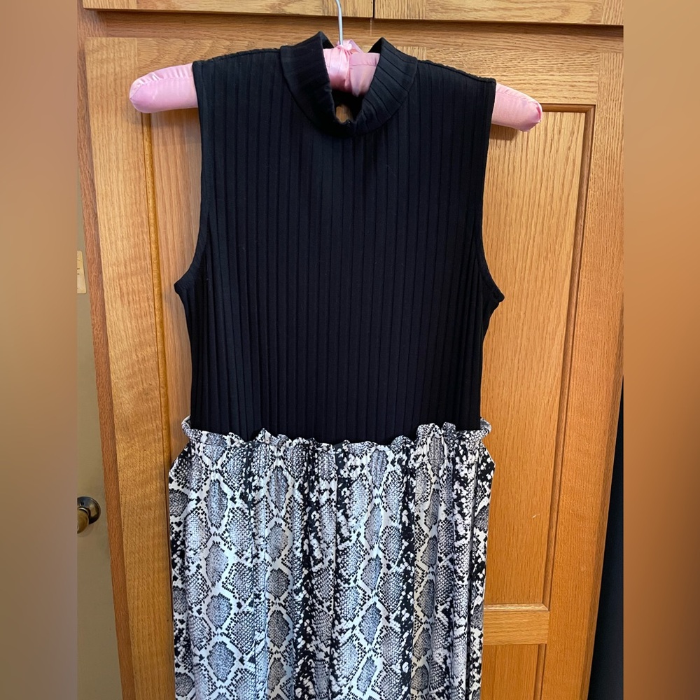Womens Jumpsuit
Size Small 
Like New